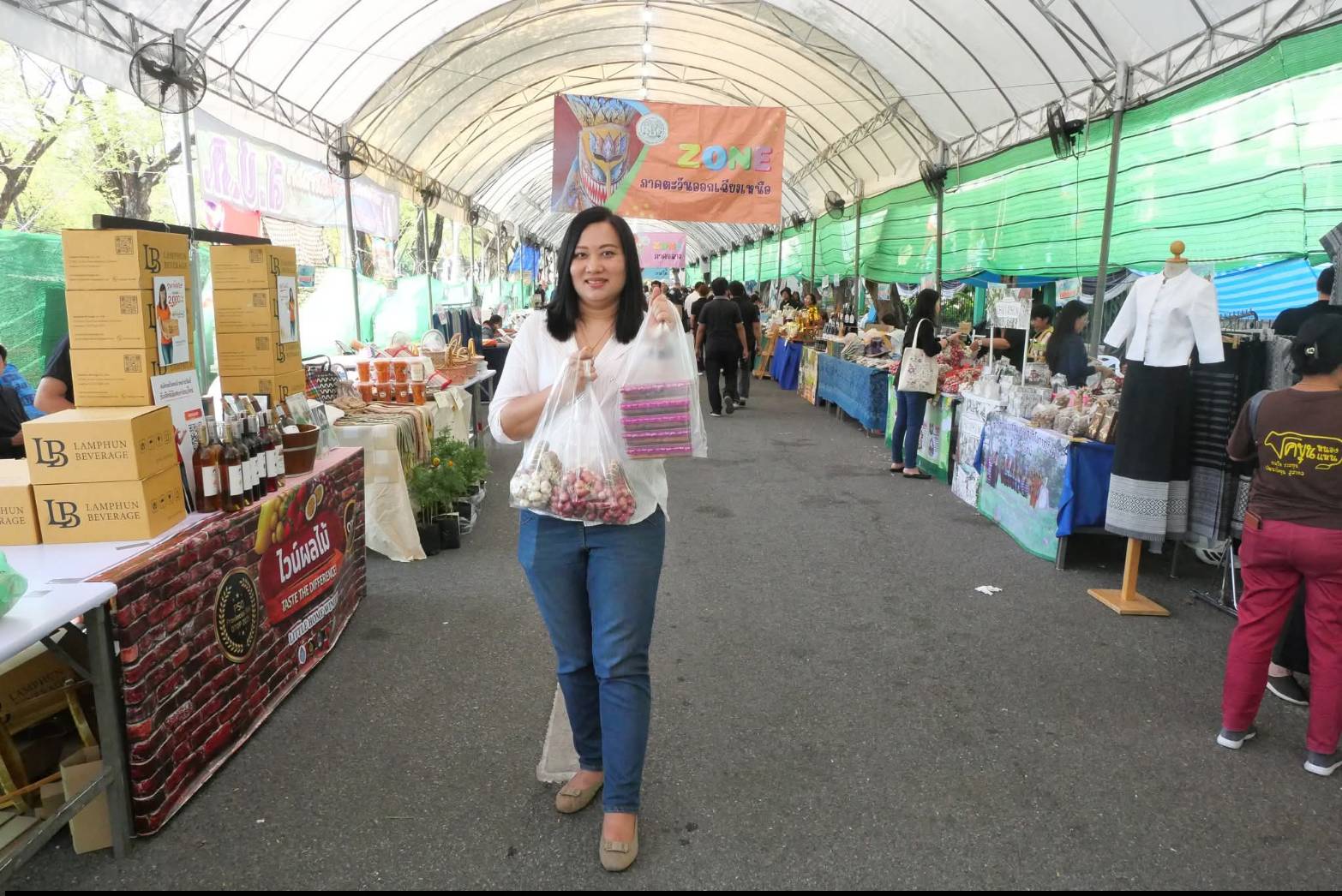 title - ภาพบรรยากาศ สินค้าดี สินค้าเด่น จากเขตปฏิรูปที่ดิน ส่งท้ายงานครบรอบ 51 ปี ส.ป.ก. ณ สำนักงานการปฏิรูปที่ดินเพื่อเกษตรกรรม 